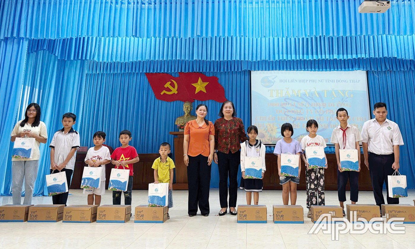Lãnh đạo Hội LHPN tỉnh trao quà cho hội viên phụ nữ và trẻ em có hoàn cảnh khó khăn.