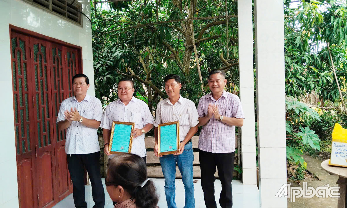 tặng giấy khen và thư cảm ơn đơn vị tài trợ