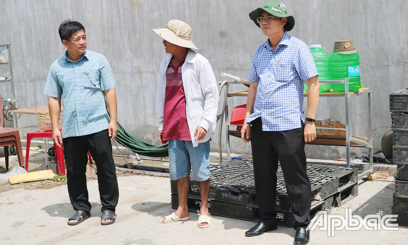 Đồng chí Nguyễn Đức Thịnh kiểm tra công tác khắc phục thiệt hại do dông lốc tại xã Ba Sao.