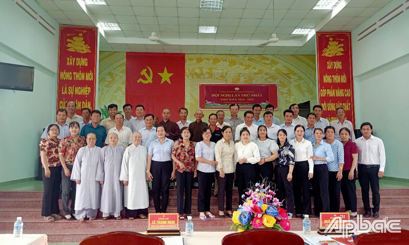 Đại biểu chụp ảnh lưu niệm