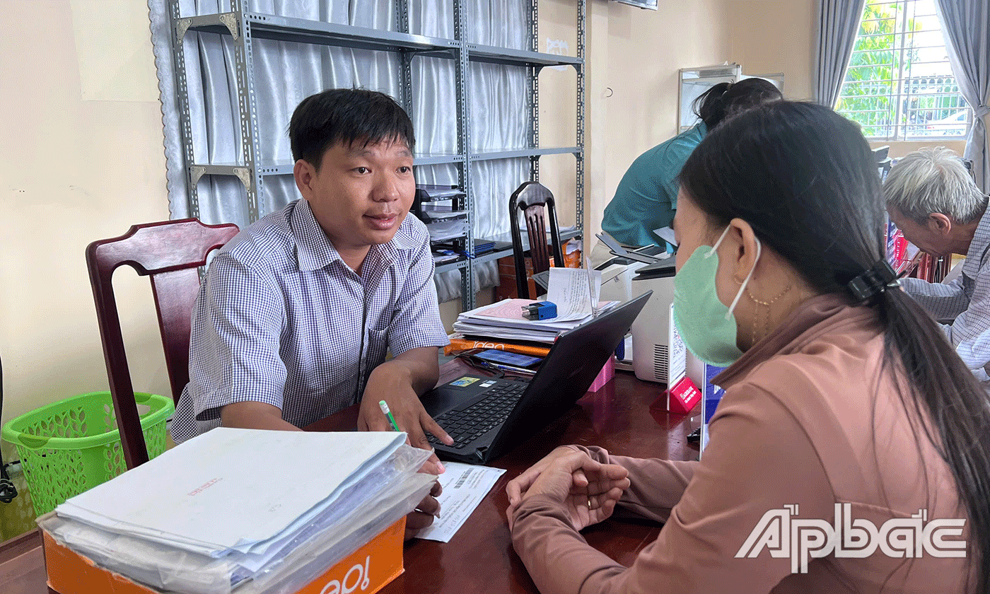 Tận tình hướng dẫn người dân thực hiện thủ tục hành chính.