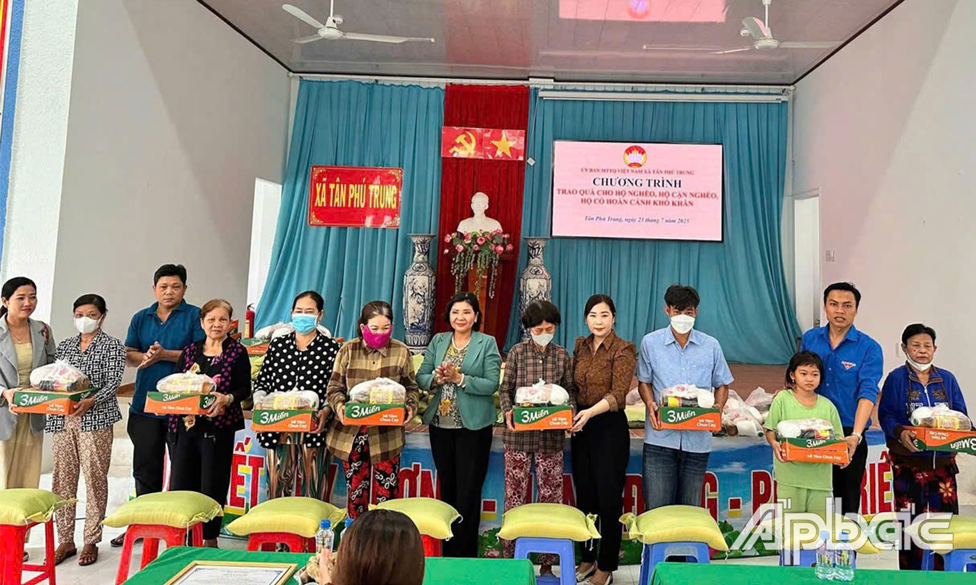 Trao quà cho các hộ 