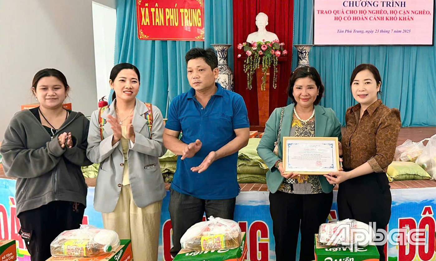 Lãnh đạo xã Tân Phú Trung trao thư cảm ơn cho các nhà tài trợ.