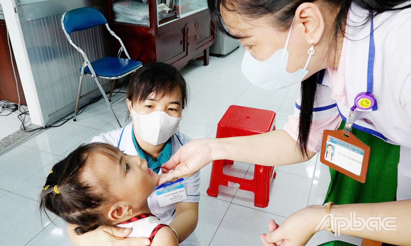 Nhân viên y tế Trạm y tế phường 2, Trung tâm Y tế Khu vực Mỹ Tho cho trẻ uống A.