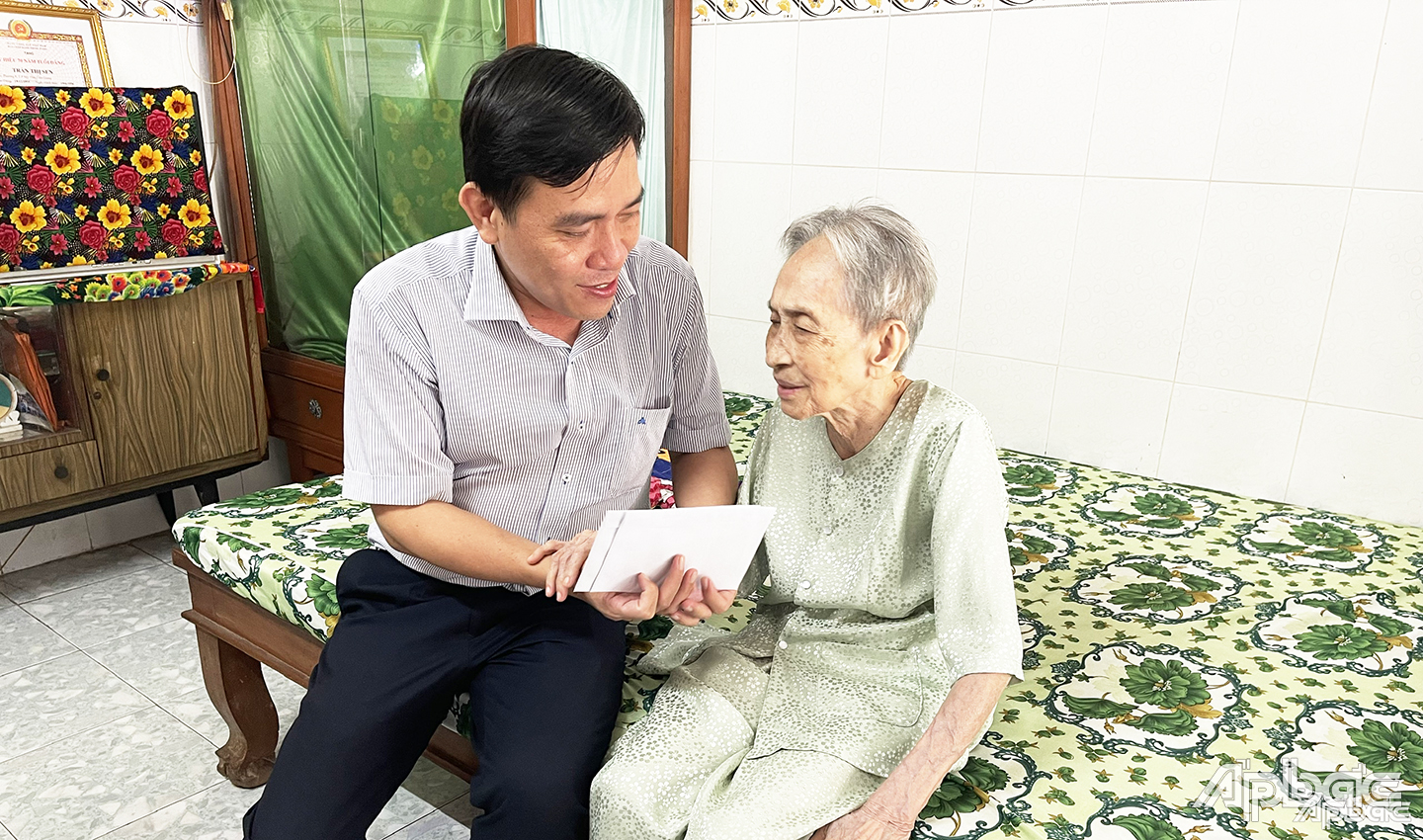 Đồng chí Ngô Huỳnh Quang Thái, Tỉnh ủy viên, Bí thư Đảng ủy phường Mỹ Tho thăm, tặng quà gia đình chính sách tiêu biểu