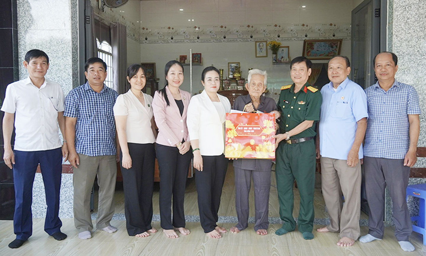 Đồng chí Nguyễn Hải Trâm - Phó Bí thư Thường trực Tỉnh ủy (thứ 5 từ trái sang) đến thăm, tặng quà thương binh Bùi Văn Nhứt (thứ 6 từ trái sang).