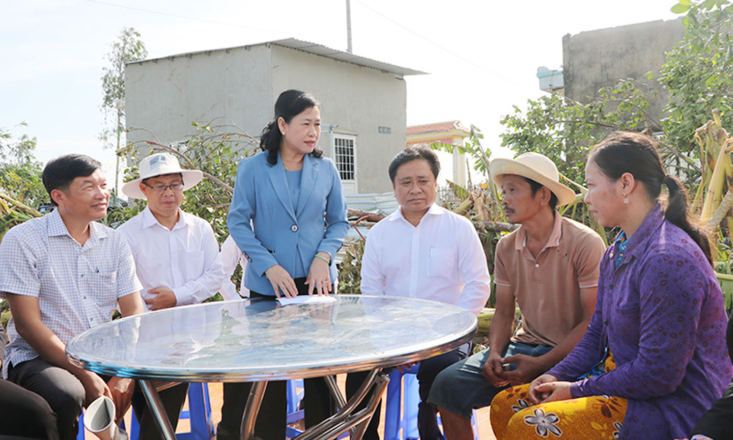 Đồng chí Châu Thị Mỹ Phương - Phó Bí thư Tỉnh ủy, Chủ tịch Hội đồng nhân dân tỉnh thăm, động viên gia đình bà Thái Hoàng Thị Thúy 