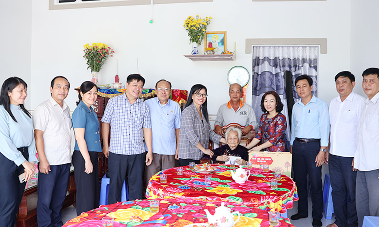 Đoàn tặng quà và chụp ảnh lưu niệm cùng Mẹ Việt Nam Anh hùng Nguyễn Thị Nhen, ở Ấp 4, xã Mỹ Hiệp