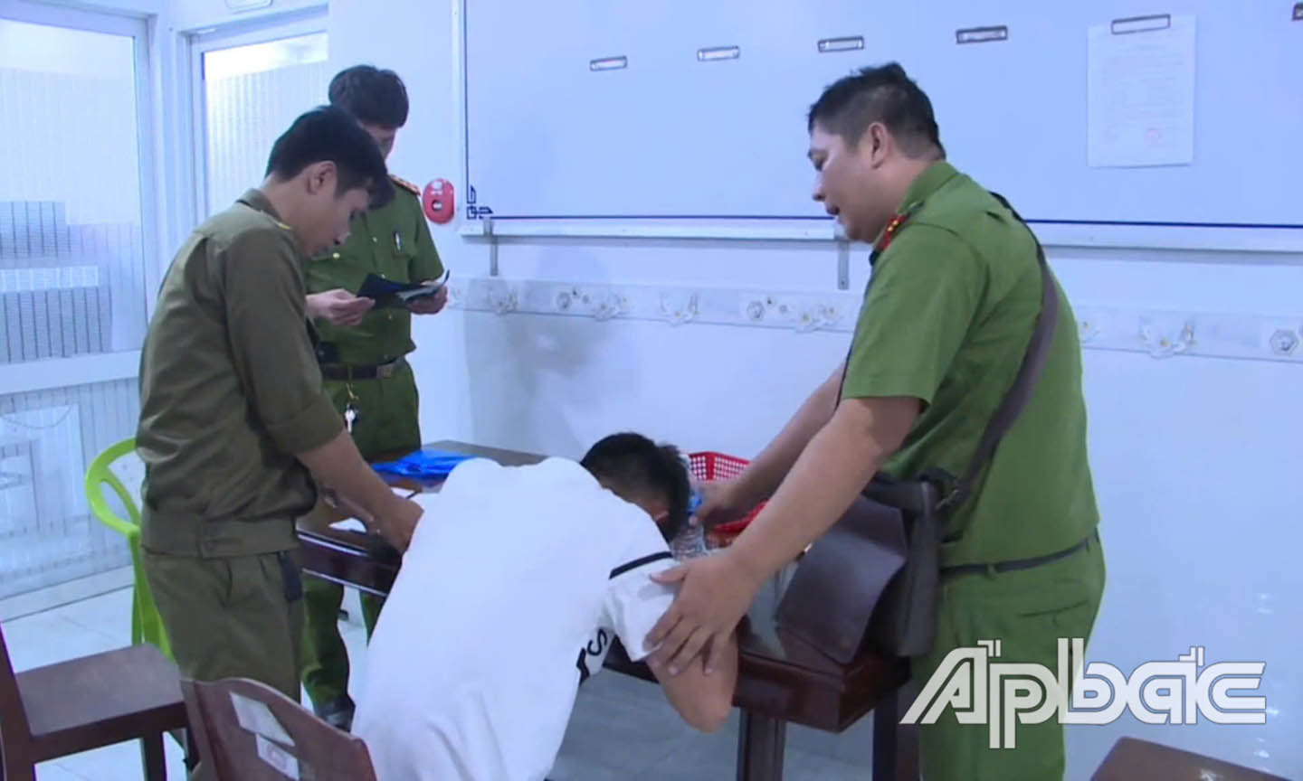 Lực lượng Công an phường Thới Sơn động viên, ổn định tâm lý nam thanh niên