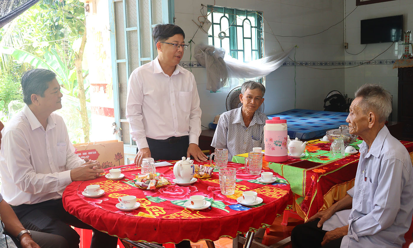 Đoàn công tác thăm ông Lê Văn Chót – thương binh 51% 