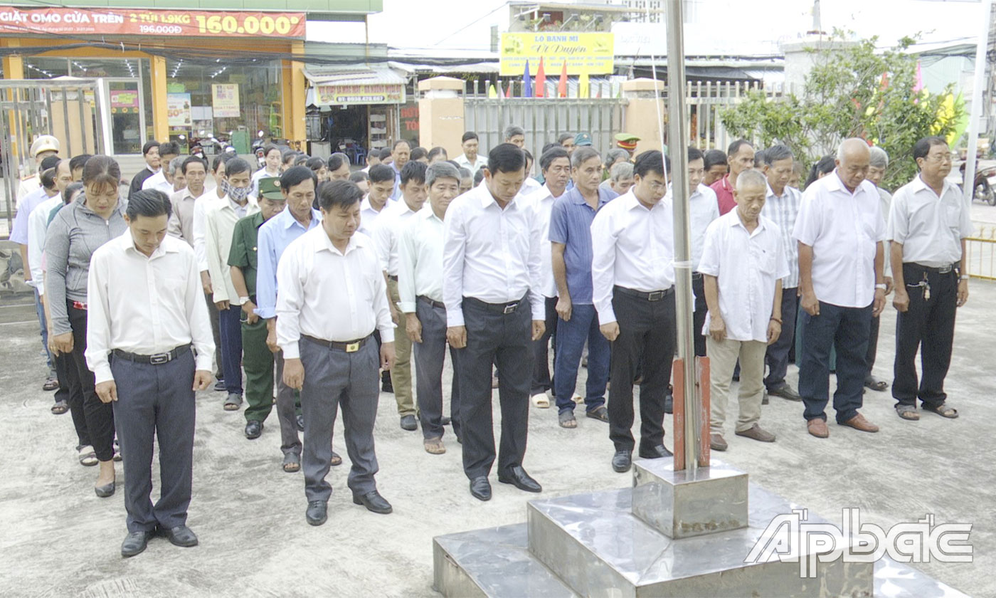 Các đại biểu viếng nhà bia ghi danh của xã.