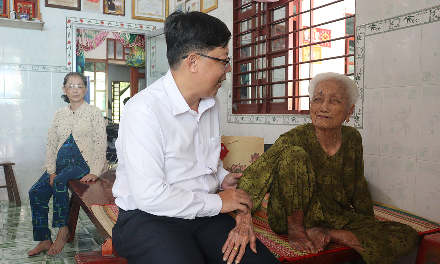 Phó Chủ tịch Hội đồng nhân dân tỉnh thăm hỏi sức khỏe Mẹ Việt Nam anh hùng Nguyễn Thị Xa 