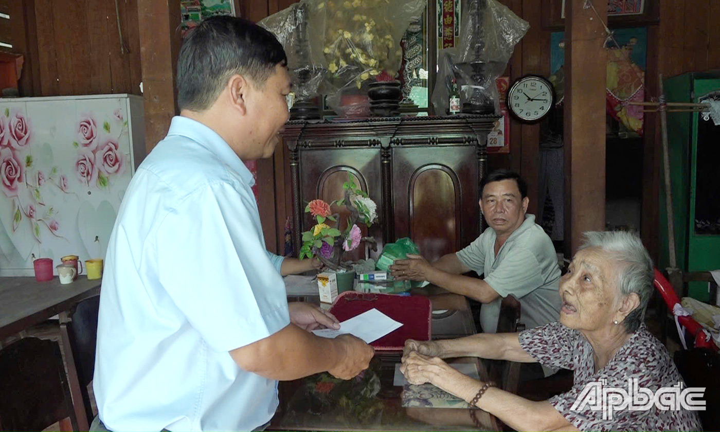 đồng chí Võ Ngọc Tân, Bí thư Đảng ủy, Chủ tịch HĐND xã thăm hỏi sức khỏe và trao tặng quà cho các gia đình chính sách