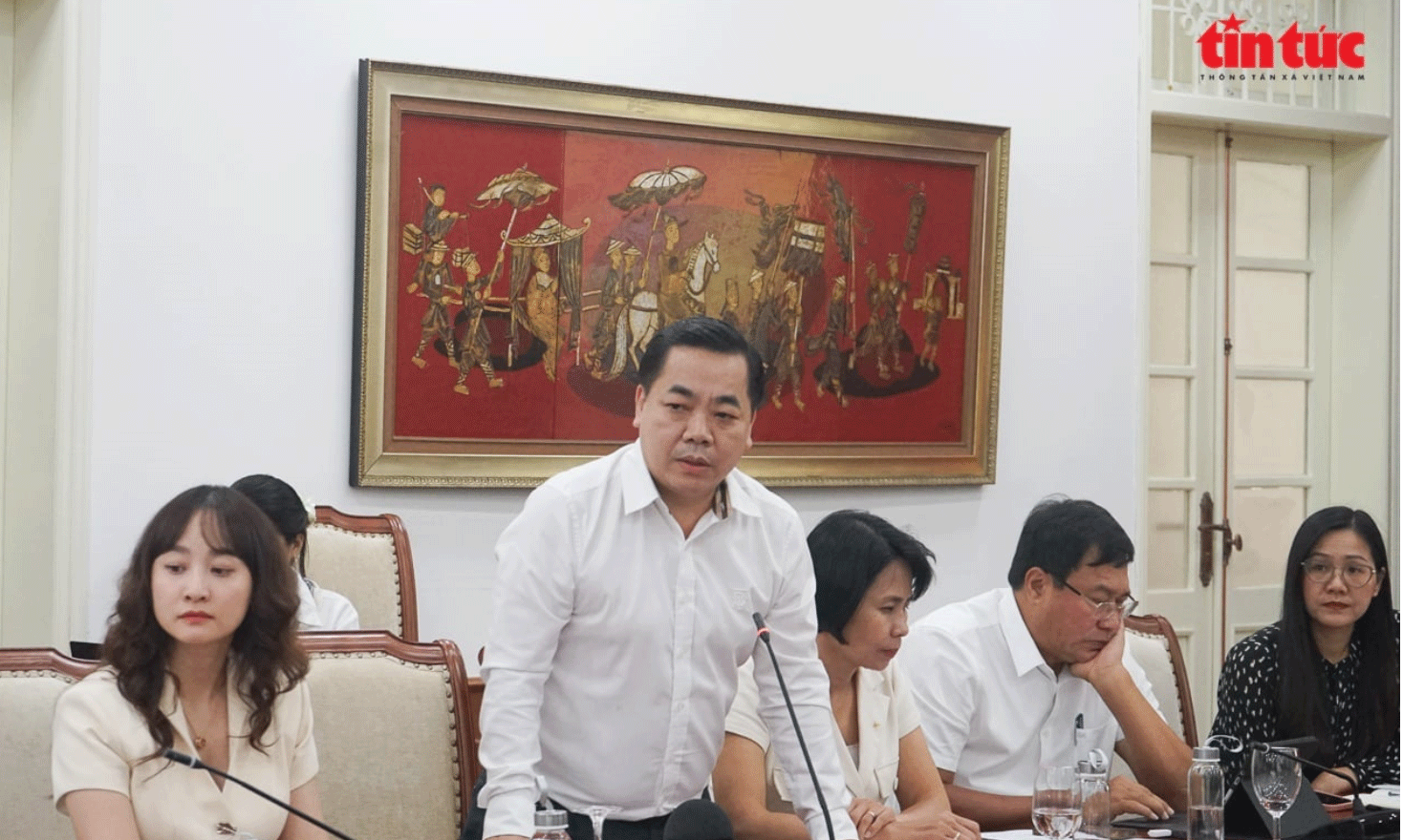 Phó Cục trưởng Cục Nghệ thuật biểu diễn Trần Hướng Dương trả lời tại họp báo.