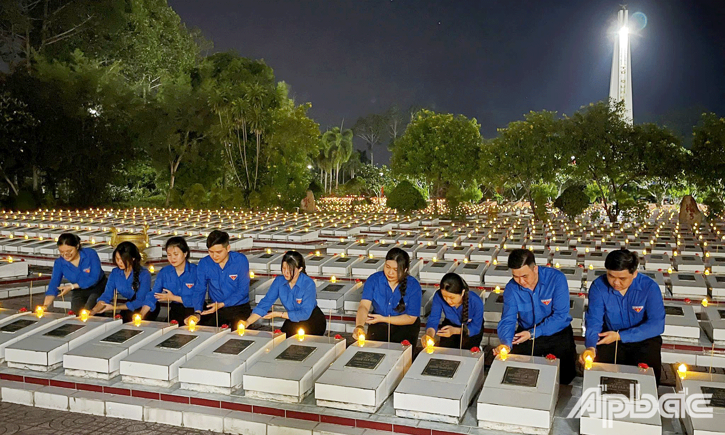 Đoàn viên thanh niên thắp nến tri ân các anh hùng liệt sĩ