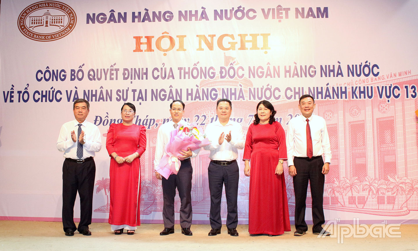 Đồng chí Nguyễn Ngọc Cảnh, Phó Thống đốc NHNN Việt Nam tặng hoa chúc mừng và ra mắt Ban lãnh đạo NHNN chi nhánh Khu vực 13.