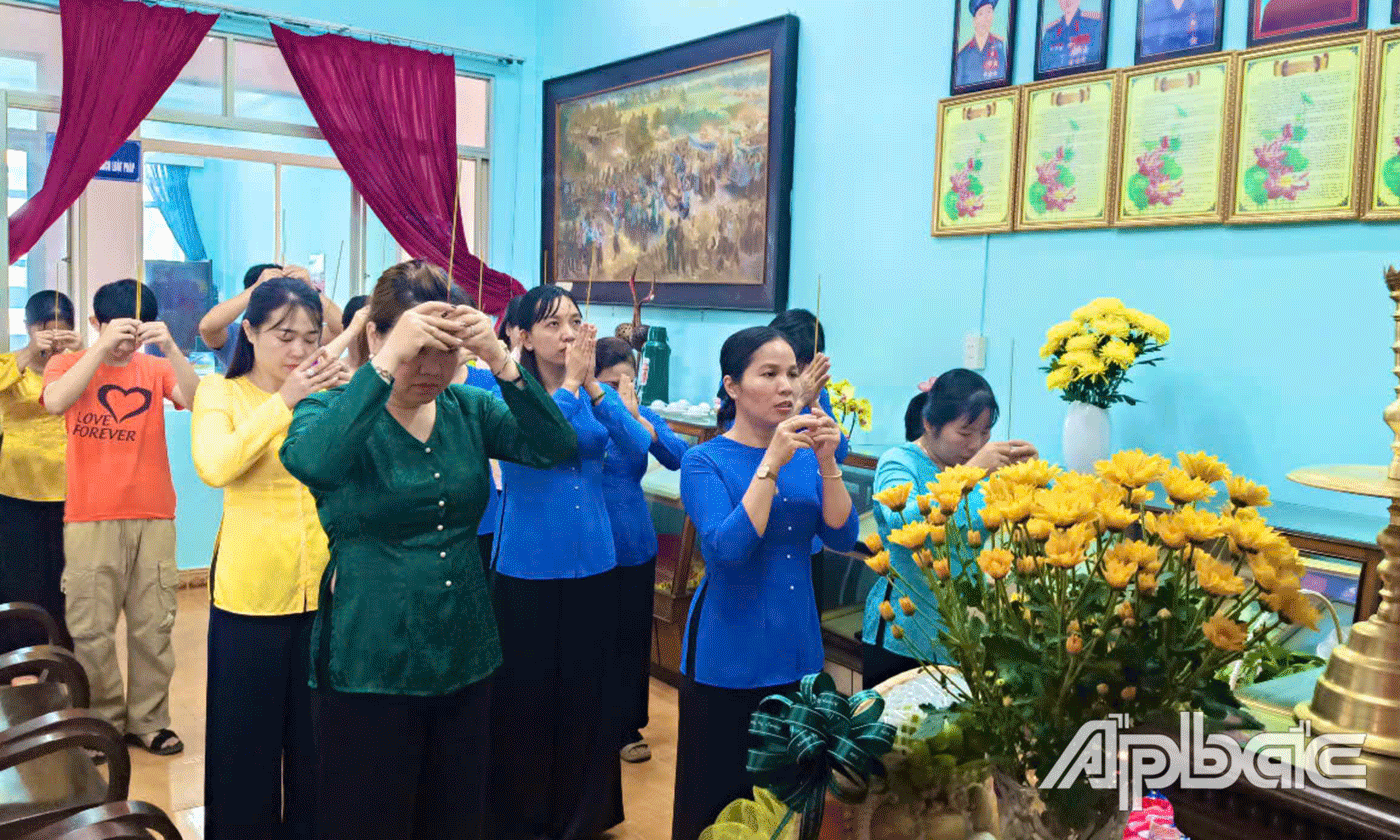 Quang cảnh Lễ giỗ ngày Thương binh - Liệt sĩ tại cơ quan Hội LHPN tỉnh.
