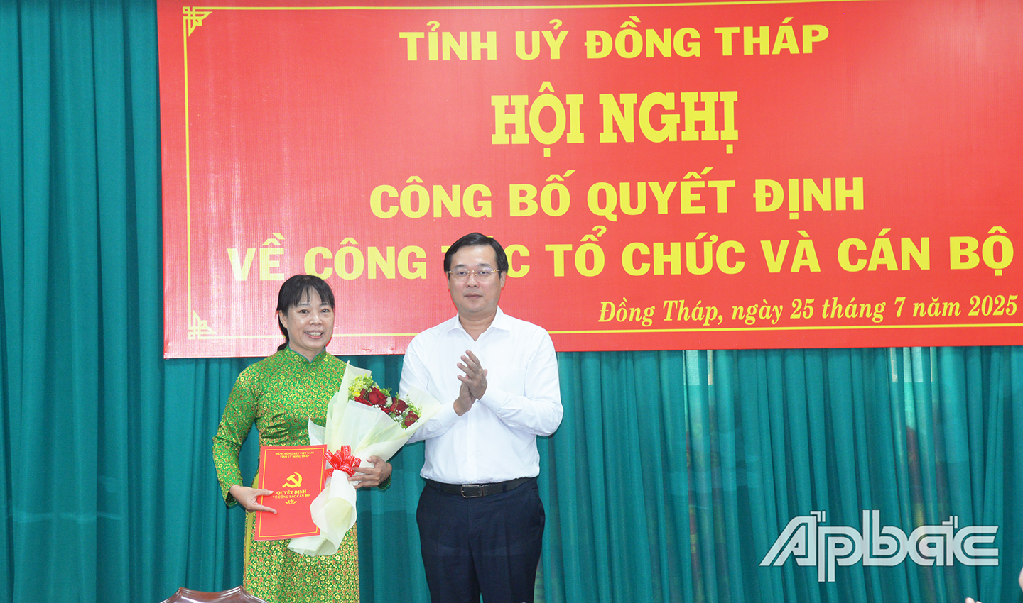 Đồng chí Lê Quốc Phong, Ủy viên BCH Trung ương Đảng, Bí thư Tỉnh ủy, Trưởng Đoàn đại biểu Quốc hội đơn vị tỉnh Đồng Tháp trao Quyết định thành lập Báo và phát thanh , truyền hình Đồng Tháp cho đồng chí Ngô Thị Ngọc Hạnh