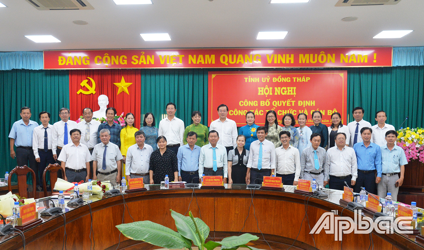 Lãnh đạo chủ chốt của Báo và phát thanh truyền hình Đồng Tháp chụp ảnh lưu niệm cùng lãnh đạo tỉnh
