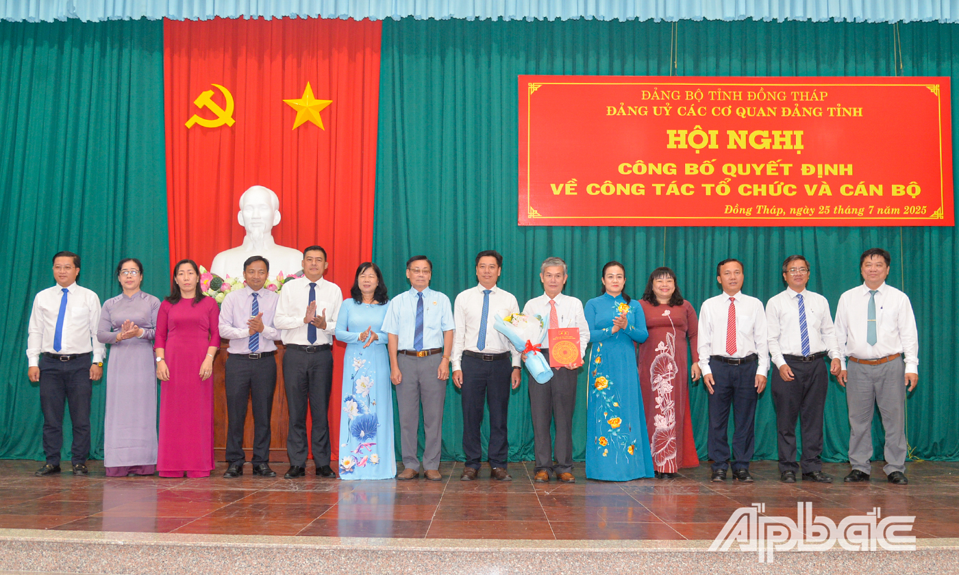 Đồng chí Nguyễn Hải Trâm trao Quyết định thành lập Đảng bộ Cơ quan Ủy ban Mặt trận Tổ quốc Việt Nam tỉnh.