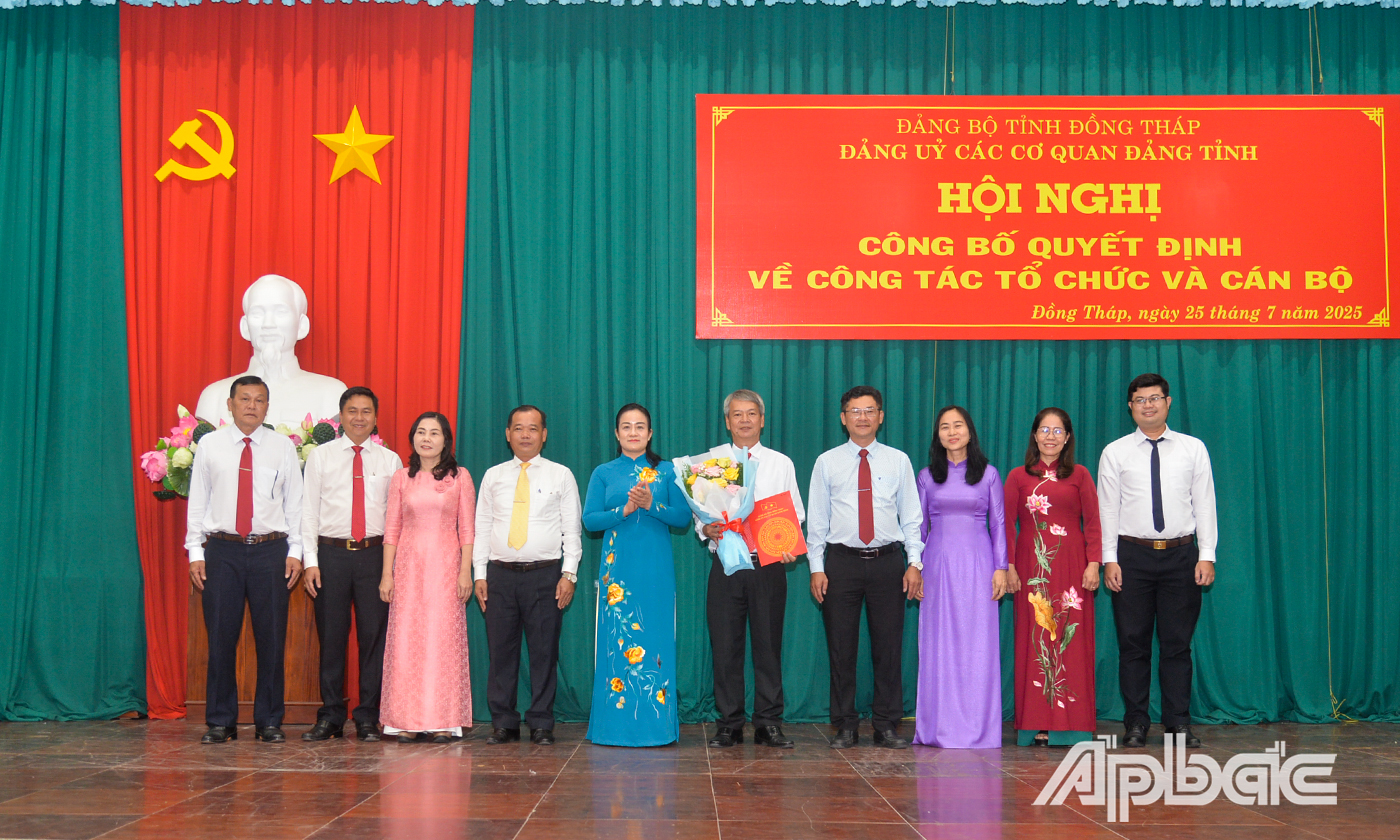 Đồng chí Nguyễn Hải Trâm trao Quyết định thành lập Đảng bộ Trường Chính trị tỉnh Đồng Tháp.