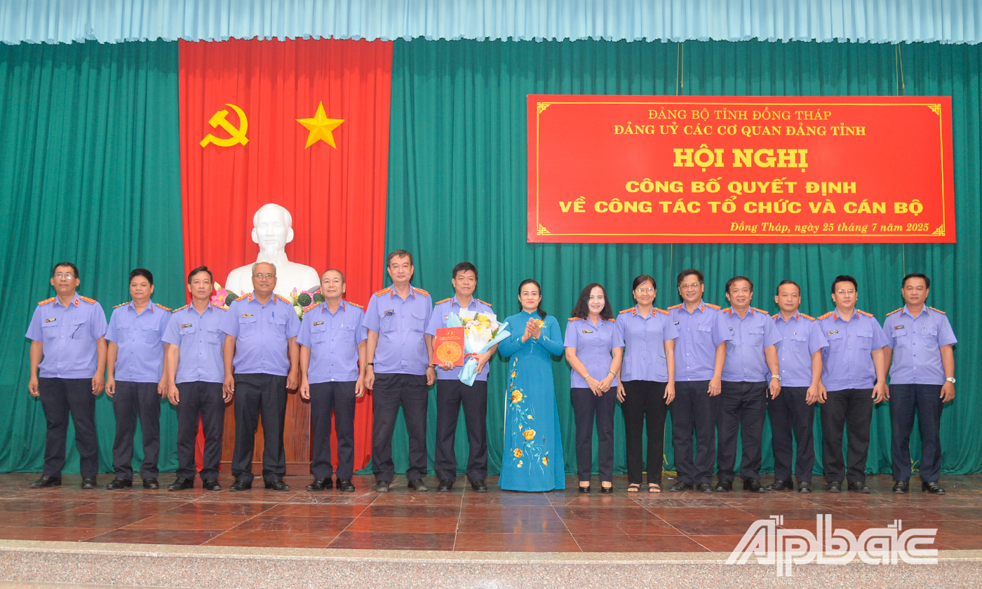 Đồng chí Nguyễn Hải Trâm trao Quyết định thành lập Đảng bộ Viện Kiểm sát nhân dân tỉnh Đồng Tháp.