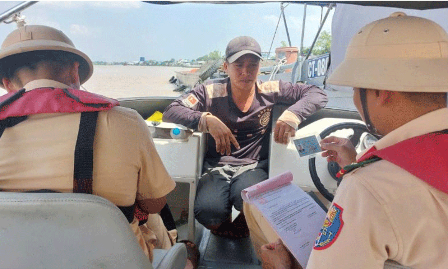 Cảnh sát giao thông đường thủy kiểm tra, xử lý vi phạm chủ tàu thuyền vi phạm. 