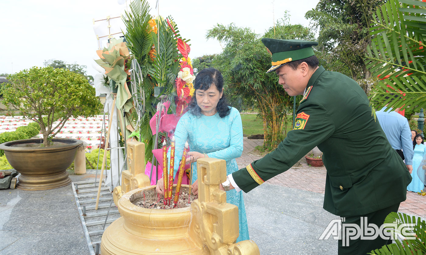 Lãnh đạo tỉnh dâng hương tại Nghĩa trang Liệt sĩ Gò Công.