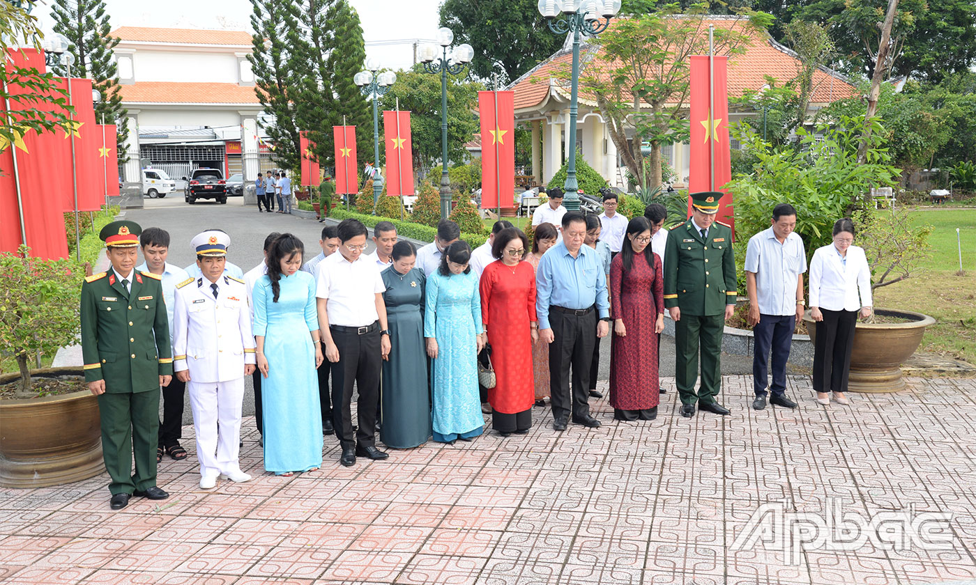 Các đại biểu dành 1 phút mặc niệm các Anh hùng, liệt sĩ.