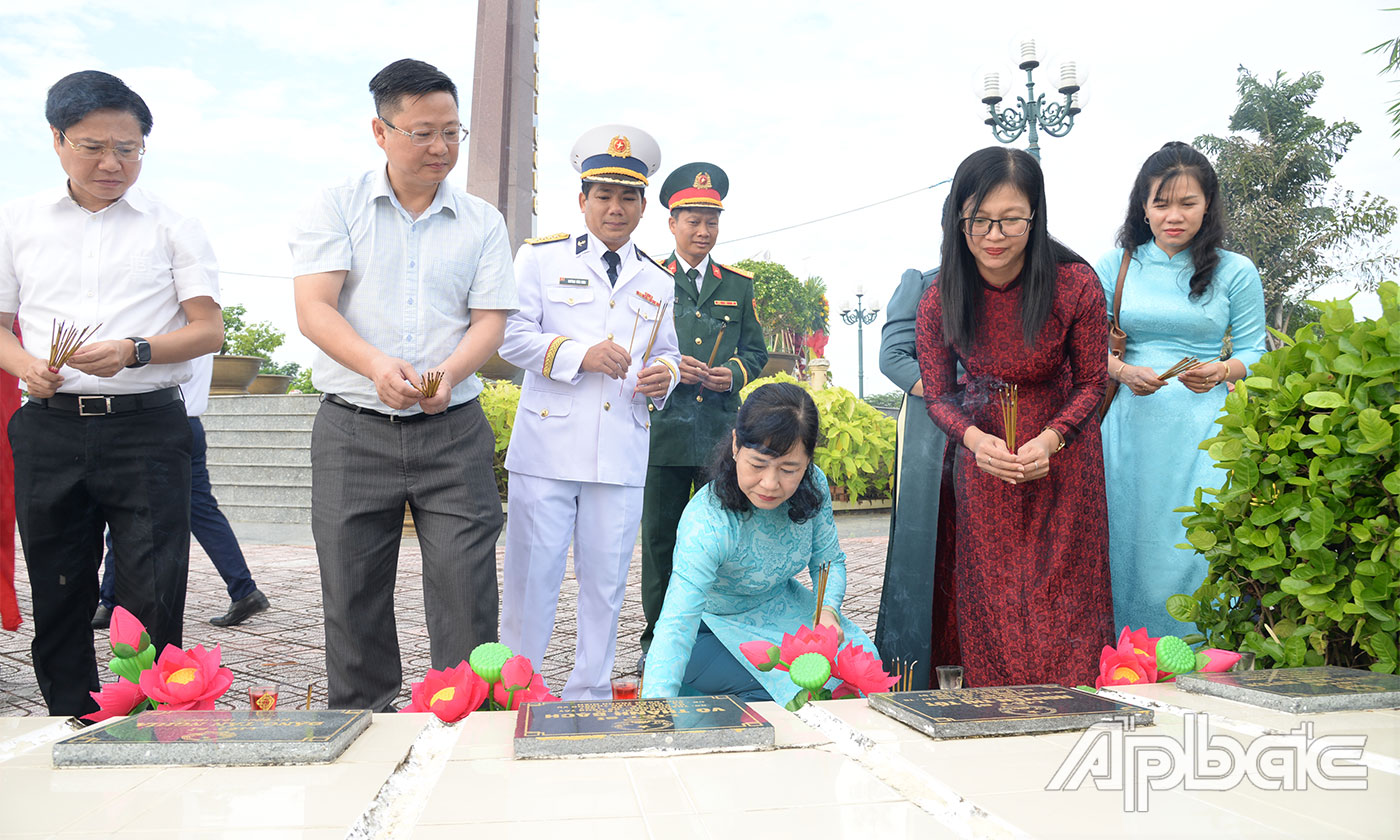 Lãnh đạo tỉnh thắp hương mộ liệt sĩ.