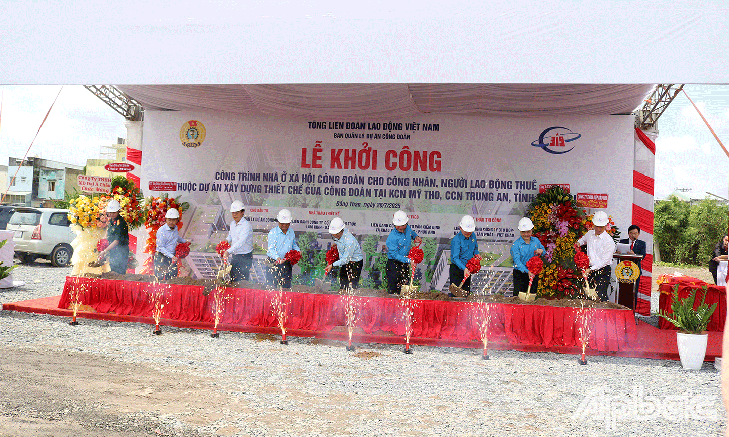 Đại biểu tham gia thực hiện nghi thức phát lệnh khởi công công trình