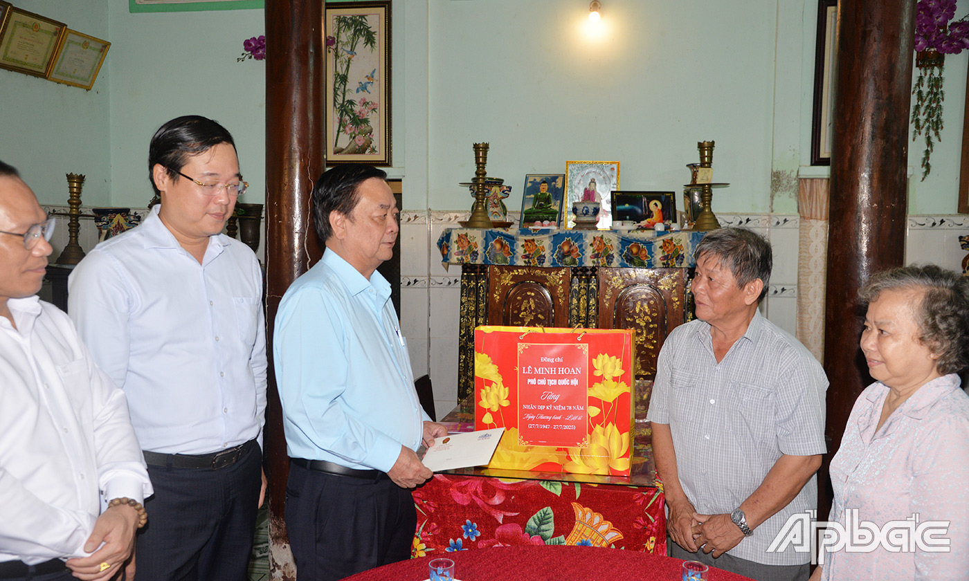 Phó Chủ tịch Quốc hội Lê Minh Hoan thăm hỏi sức khỏe và tặng quà ông Lê Văn Luông (Thương binh 4/4)