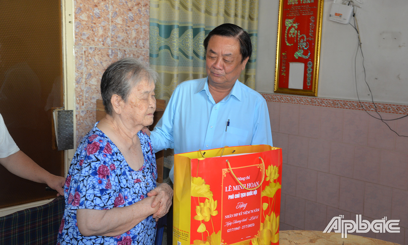 Thăm bà Phạm Thị Hạnh (vợ Liệt sĩ):