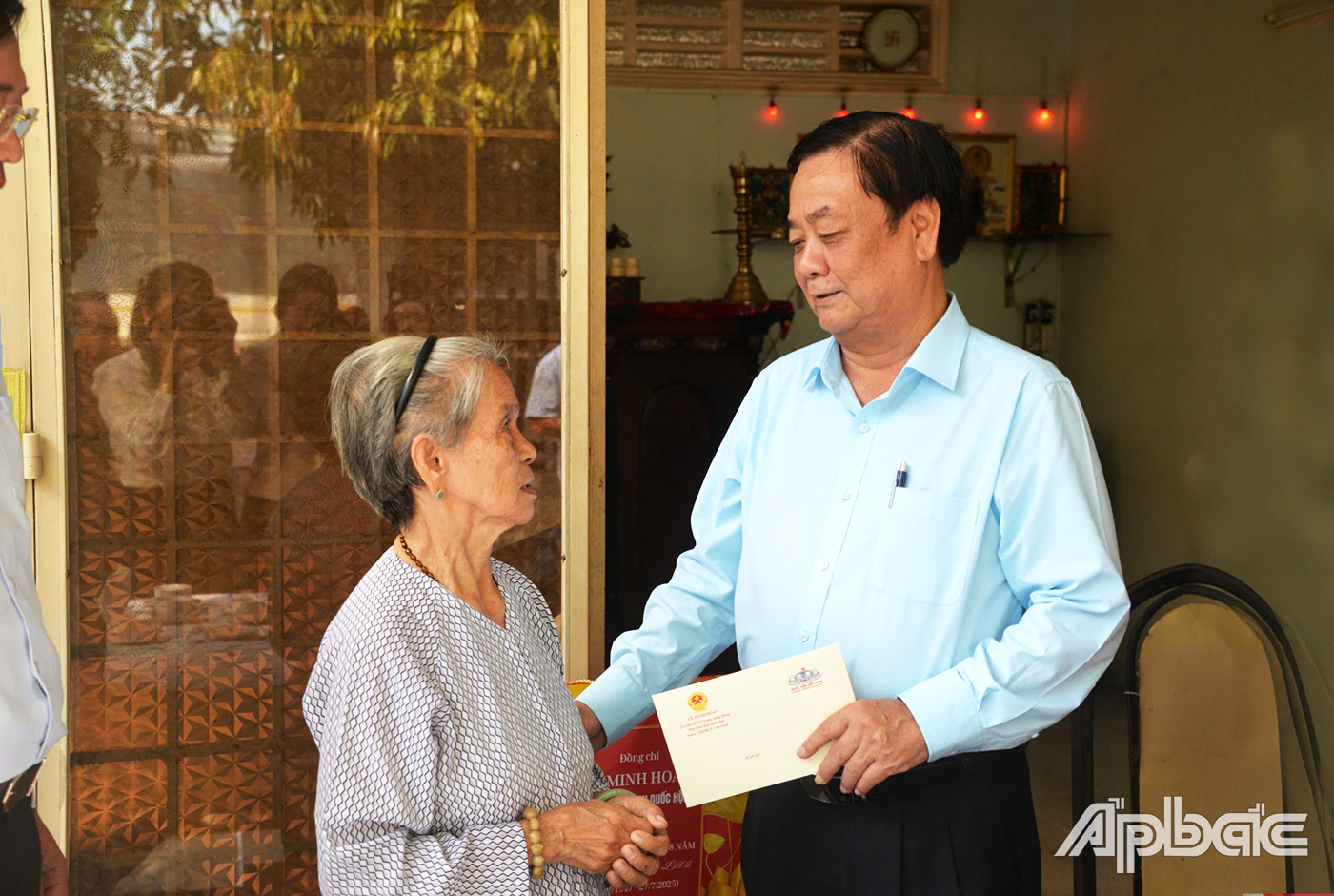 Phó Chủ tịch Quốc hội Lê Minh Hoan Thăm bà Nguyễn Thị Hai (vợ Liệt sĩ)