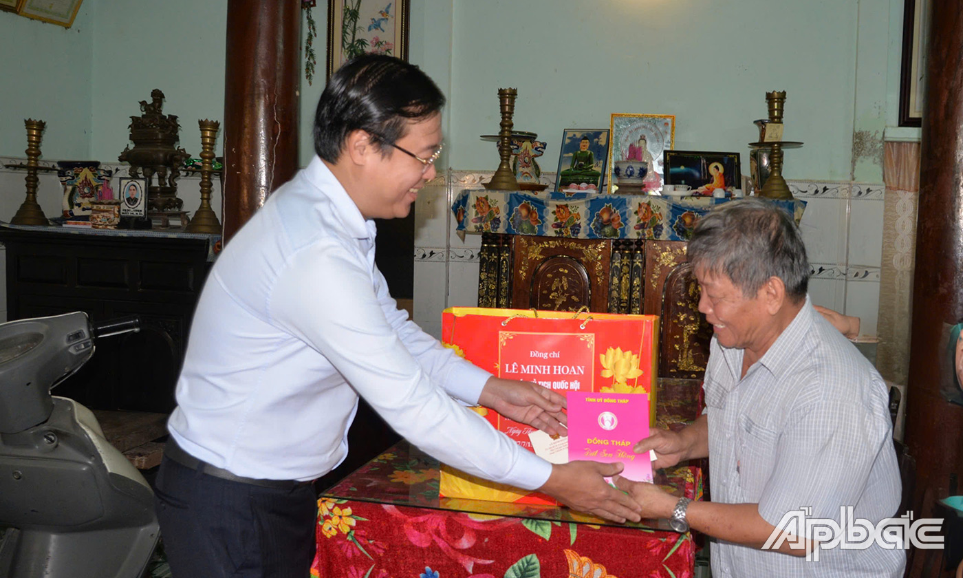 Bí thư Tỉnh ủy Lê Quốc Phong tặng quà ông Lê Văn Luông (Thương binh 4/4)