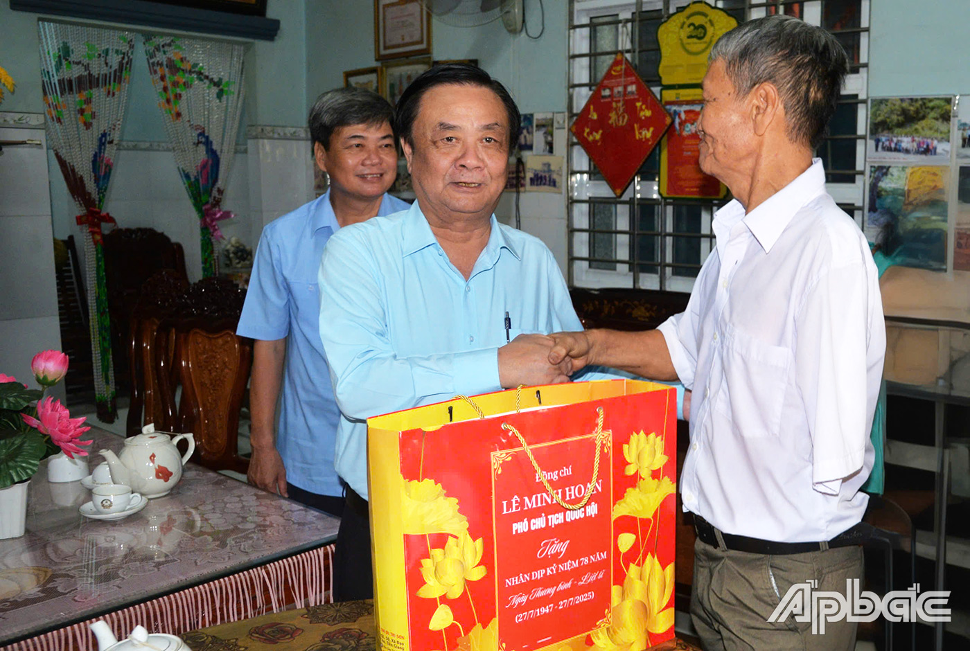 Phó Chủ tịch Quốc hội Lê Minh Hoan thăm hỏi sức khỏe, tặng qùa ông Trần Ngọc Vân (Thương binh 2/4)