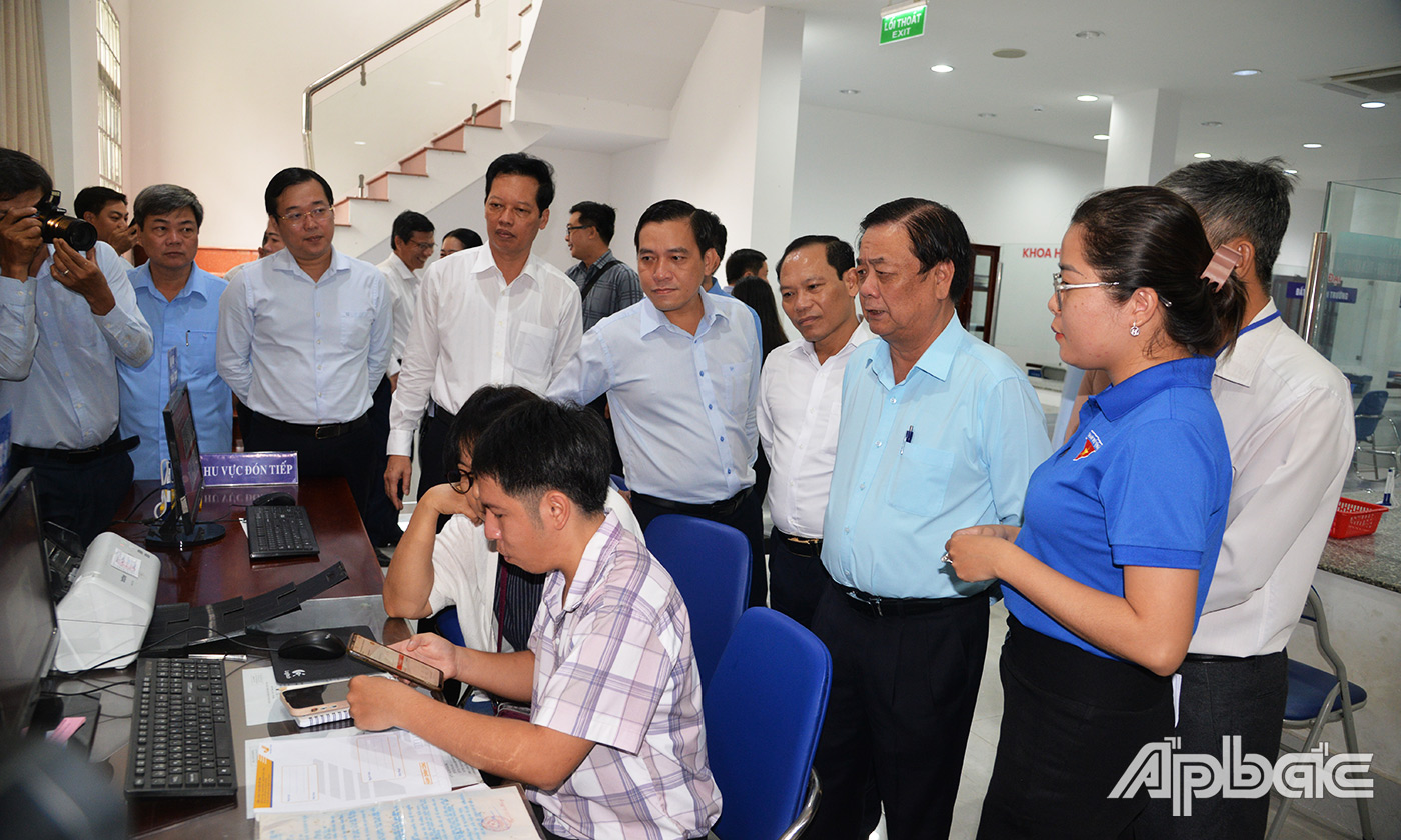 Phó Chủ tịch Quốc hội Lê Minh Hoan trao đổi với lãnh đạo Phường Mỹ Tho về công tác vận hành bộ máy chính quyền mới