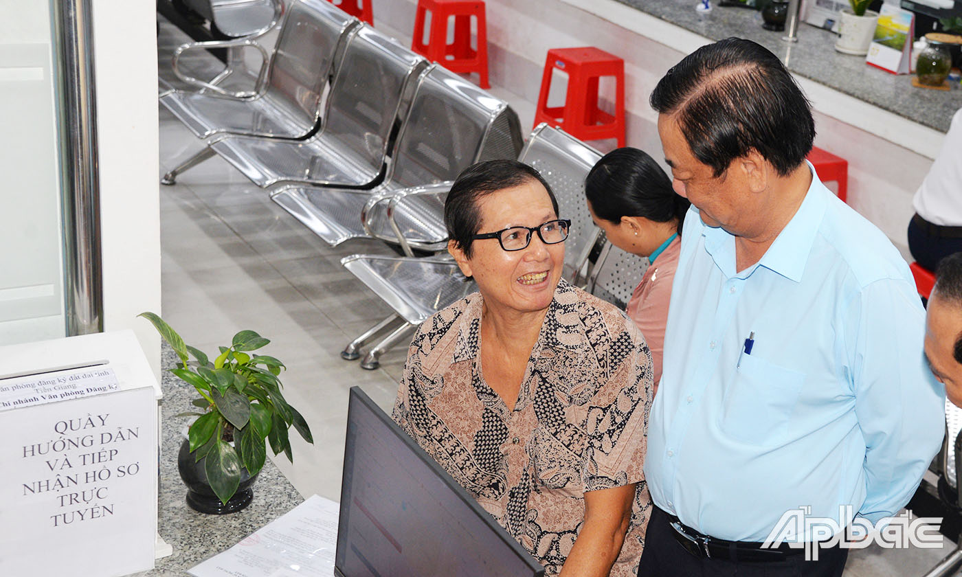 Phó Chủ tịch Quốc hội Lê Minh Hoan trao đổi với người dân đến thực hiện các thủ tục hành chính tại Trung tâm hành chính công phường Mỹ Tho