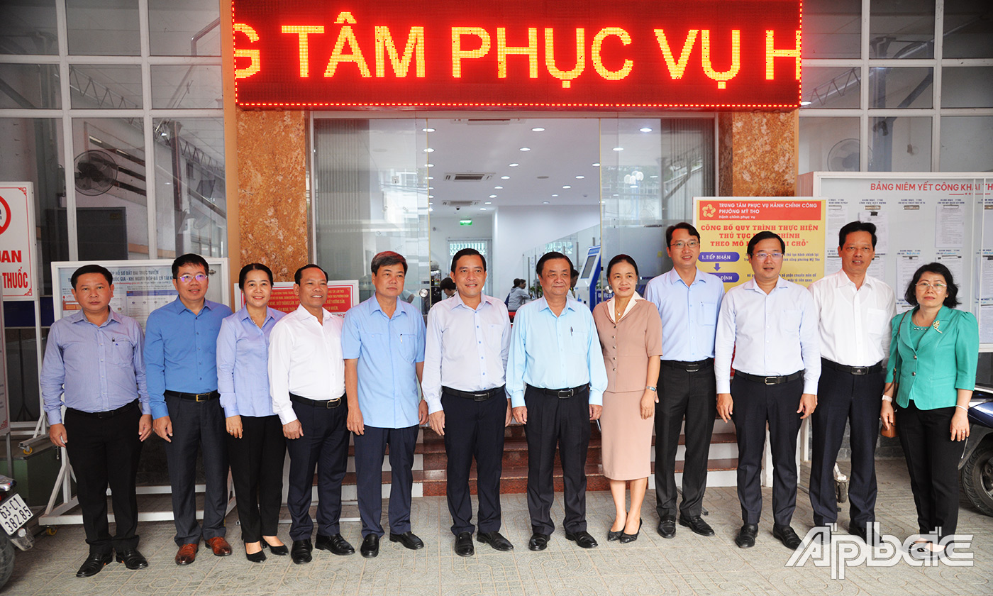 Phó Chủ tịch Quốc hội Lê Minh Hoan chụp ảnh lưu niệm với lãnh đạo tỉnh