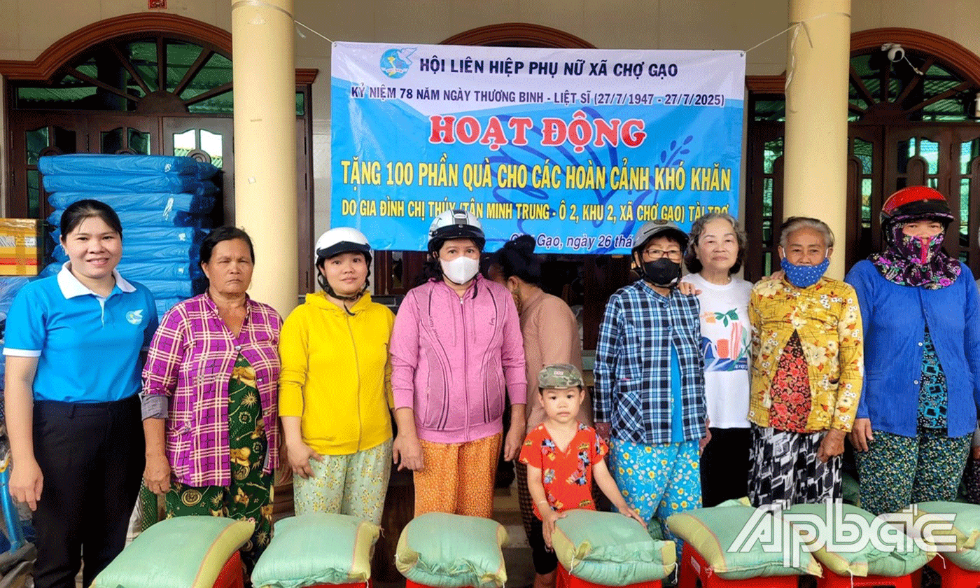 Tặng quà cho gia đình có hoàn cảnh khó khăn.