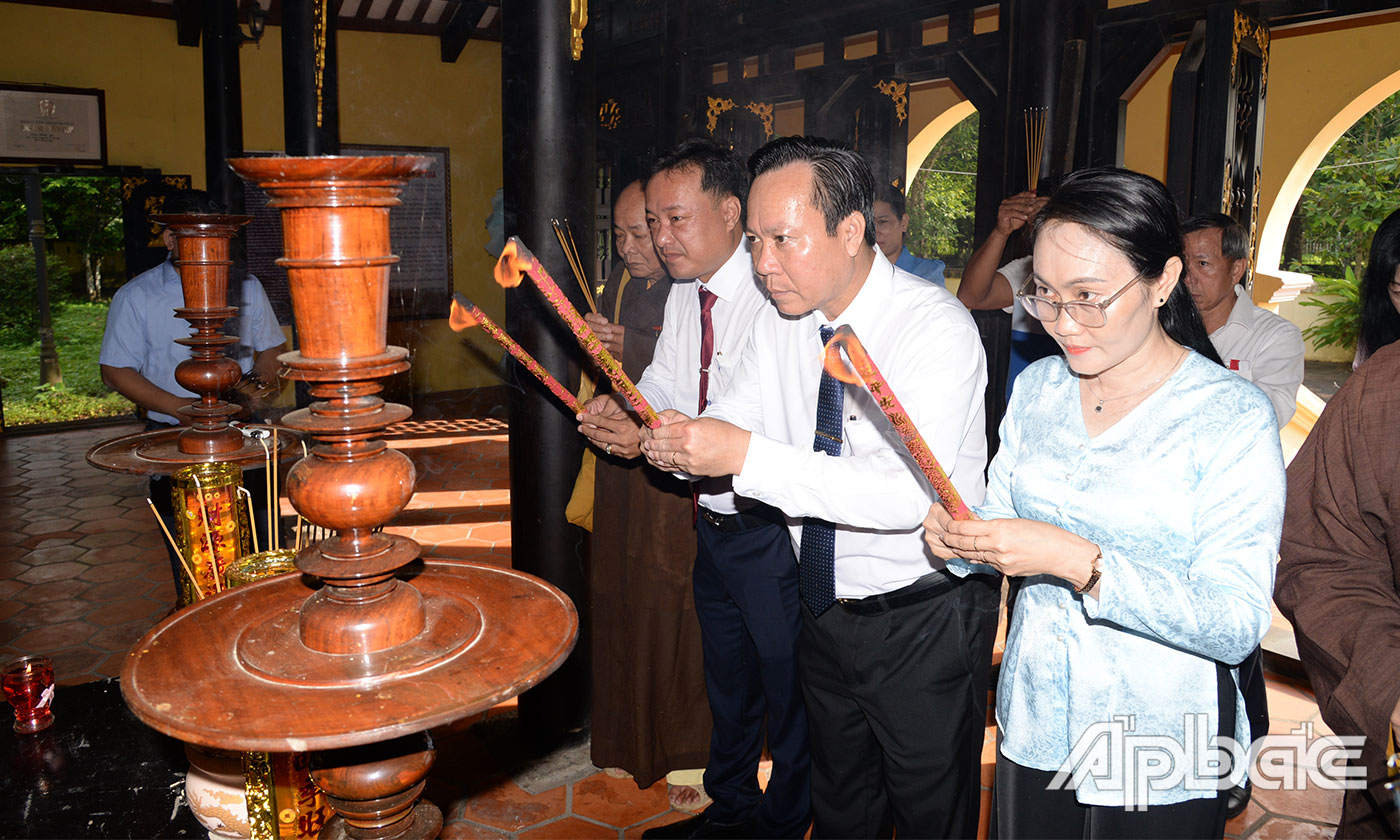 Lãnh đạo phường Sơn Qui dâng hương tại Đền thờ Lăng Hoàng Gia.