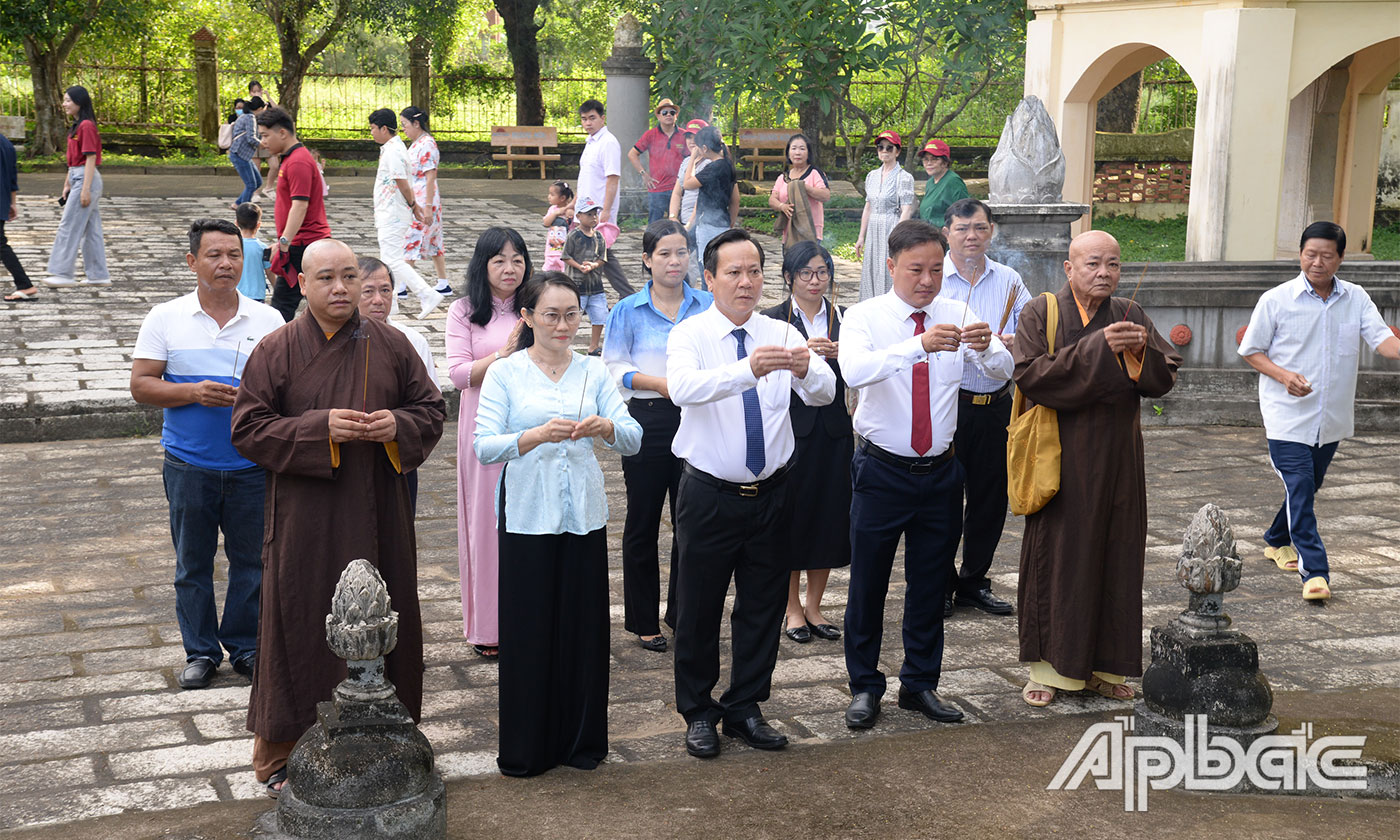 Lãnh đạo phường Sơn Qui dâng hương tại Lăng mộ Phạm Đăng Hưng.