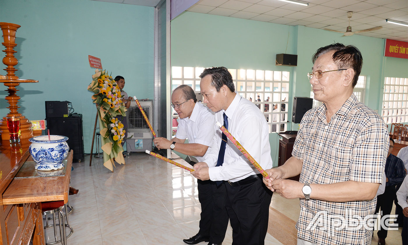 Các đại biểu dâng hương tưởng niệm vong linh các Anh hùng, liệt sĩ tại Lễ kỷ niệm.