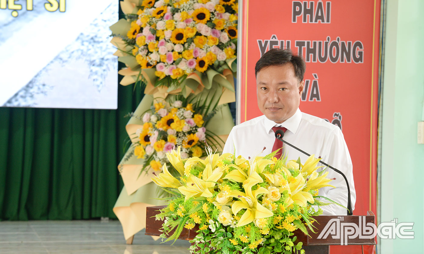 Chủ tịch UBND phường Sơn Qui Nguyễn Thanh Phong phát biểu ôn lại truyền thống Ngày Thương binh - Liệt sĩ.