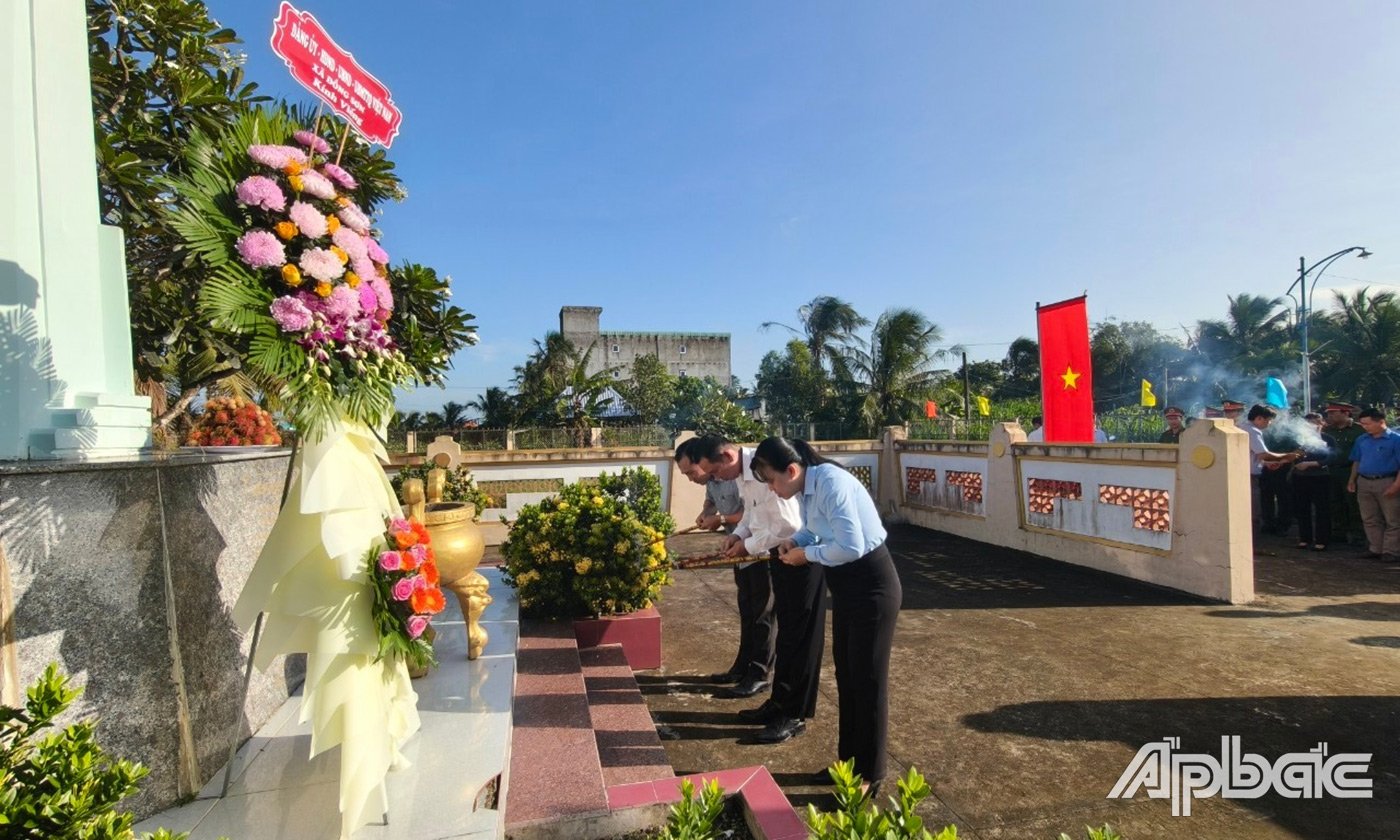Lãnh đạo xã Đồng Sơn viếng Bia Chiến thắng Đồng Sơn