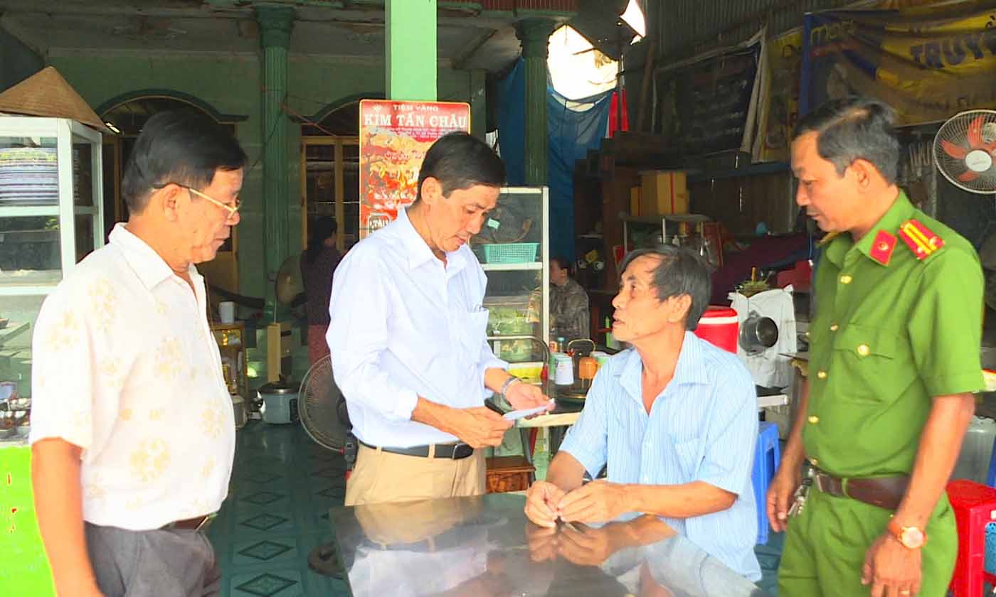 Đồng chí Phạm Văn Hoàng, Bí thư Đảng ủy, Chủ tịch HĐND xã Tân Phước 1 thăm gia đình chính sách tại ấp 1, xã Tân Phước 1.