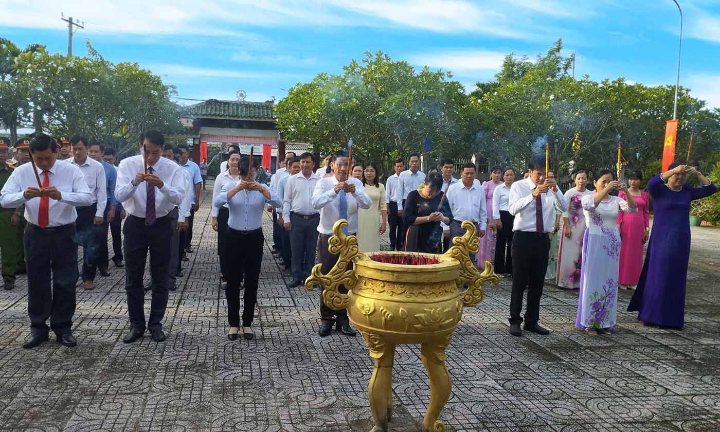 Đảng ủy - Ủy ban MTTQ Việt Nam - HĐND - UBND xã Tân Phước 1 viếng nhà bia ghi danh liệt sĩ của xã.