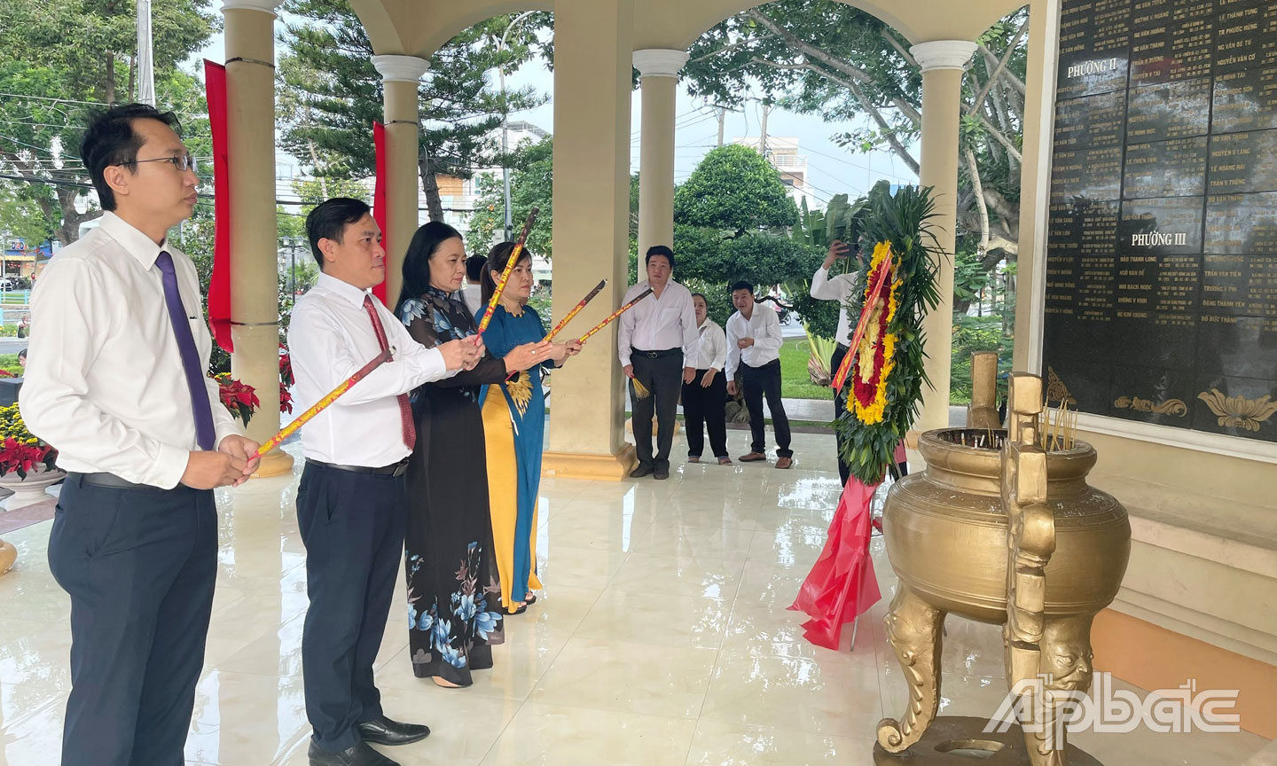Cán bộ lãnh đạo Đảng ủy, HĐND, UBND, Ủy ban MTTQ phường Mỹ Tho dâng hương, đặt tràng hoa tưởng niệm tại Nhà bia ghi danh liệt sĩ ở Công viên Tết Mậu Thân.