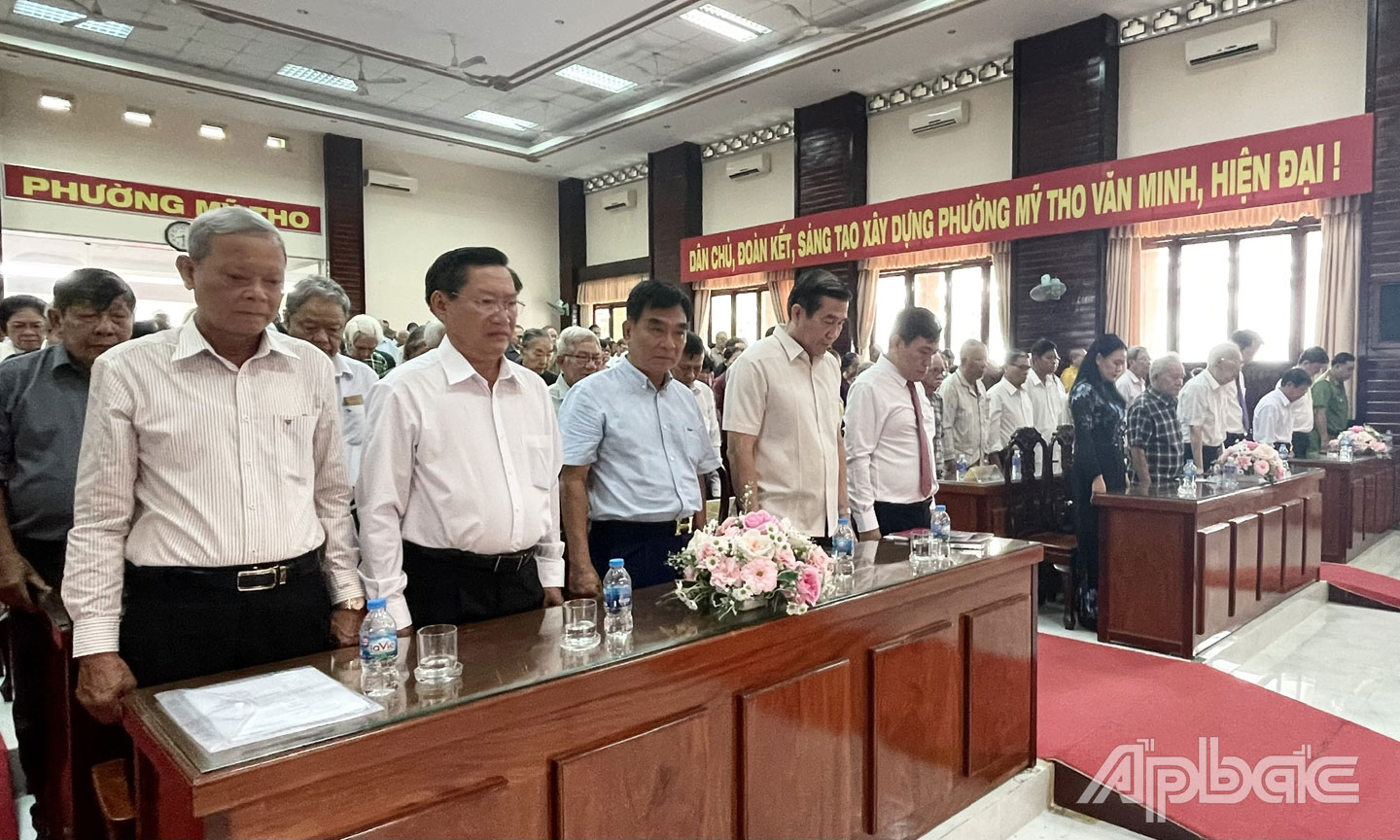 Cán bộ lãnh đạo và nhân dân phường Mỹ Tho dành phút mặc niệm tại Lễ giỗ các Anh hùng liệt sĩ.