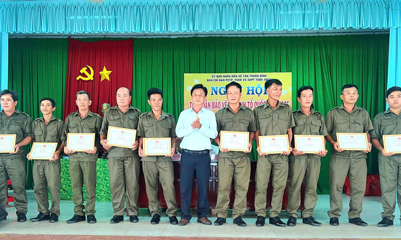 Khen 4 tập thể và 10 cá nhân có thành tích xuất sắc trong phong trào “Toàn dân bảo vệ an ninh Tổ quốc”